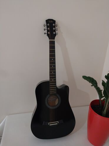 Гитары: Срочно продаётся акустическая гитара в идеальном новом состоянии