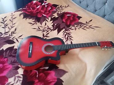 gs formaları: Qırmızı-siyah klassik akustik gitara - Korpus: klassik akustik forma — 2