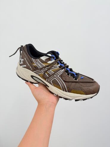 розовые кроссовки: Эркектердин кроссовкасы, 44, Asics, Жаңы, түсү - Күрөң, Өзү алып кетүү, Акылуу жеткирүү
