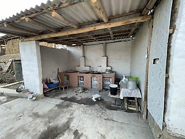 Продажа коттеджей и домов: Продаётся частный дом с большим двором и хозяйственными постройками.6 — 3