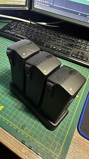 зарятка: Комплект аккумуляторных батарей для Mavic3- mavic3pro Зарядная станция — 1