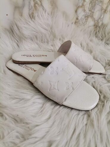 Papuče: Papuce 1.700
Kompleti 2.900 — 11