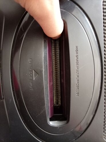 Digər oyun və konsollar: Yapon istehsalı Sega Mega Drive 2 oyun konsolu. Çin istehsalı olan — 8