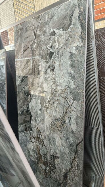 divar sekilleri: Boz-qara tonlarda, təbii daş naxışlı iri formatlı keramika/plastik