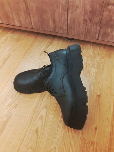 Səndəl və şəp-şüplər: 42 ölçü - Bershka kişi üçün loafer ayaqqabı. Qiyməti 40 AZN. Sağlam