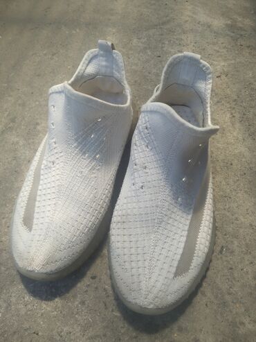 обувь белая: Продаю изики в хорошем состоянии, подошва не рваная без дырок, шнурков