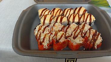 Готовые блюда, кулинария: Сеты роллов и суши - Классические и запечённые роллы: с лососем — 14