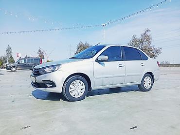 maşın şüşəsi: LADA Granta sedan, gümüşü rəngdə avtomobil. 4 qapılı kuzova malikdir — 6