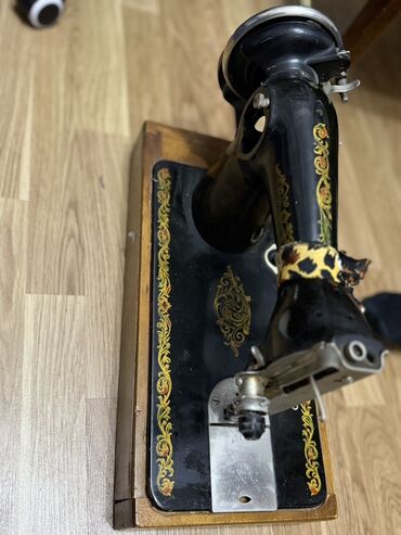 gümüş qaşıq alıram: Məhsul: Mexaniki tikiş maşını (klassik model) Təsvir: - Metal