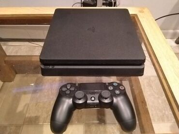 PS4 (Sony Playstation 4): Ps 4 slim 1TB usdunde bir neçə disk ile birge 2 pult ile birge verilir