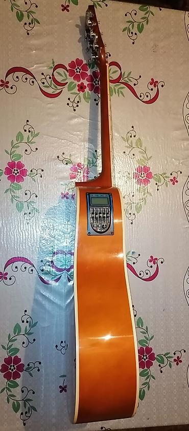 gitara akustik: Ekvalazerli-akustik gitara – kəsik (cutaway) korpuslu, natural ağac — 2