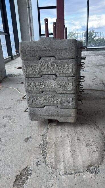 Beton bloklar: Bu beton blok tikinti sahəsində dayaq kimi istifadə olunan, möhkəm və — 9