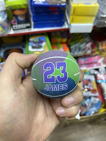 Антистресс-мяч James 23. Компактный мячик для рук с ярким спортивным