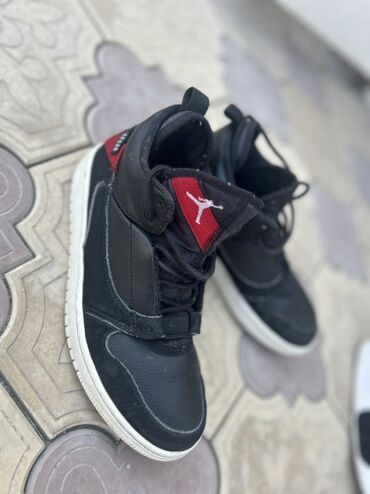 жорданы кроссовки: Черные кроссовки Jordan с красными вставками и логотипом Jumpman на