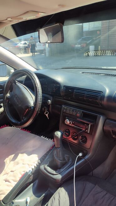 авто аудио: Audi A4: 1994 г., 1.8 л, Механика, Бензин