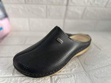 Papuče: 41-45
1500din — 2