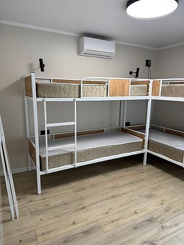 Мебель: Двухъярусные металлические кровати с защитными бортиками и лестницей — 4