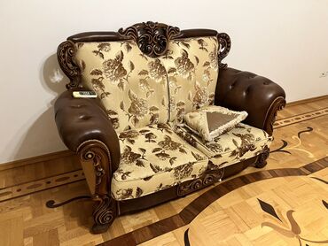 журнальный стол из двигателя: Klassik üslubda salon mebel dəsti - Tərkibi: 1 ədəd üçlü-divan, 2