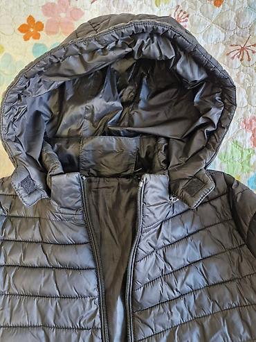 Демисезонные куртки: Продаю куртку деми,размер M 160/84A. маломерит. капюшон — 6