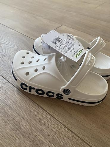 кроксы мужской: Crocs Classic с логотипом на подошве, цвет белый. Размер по ярлыку: EU — 1