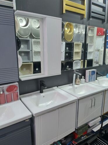 keramika qranit: Ağ rəngli, divara quraşdırılan güzgülü hamam dolabı. Üst hissəsində