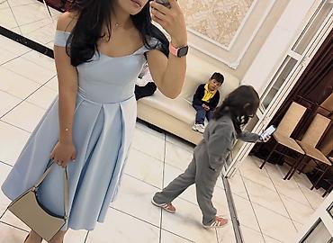light blue: Нежно‑голубое платье с открытыми плечами - Фасон: приталенный лиф со — 2