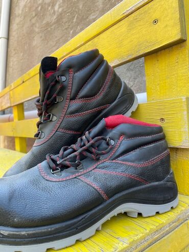 Botinkalar: Qara rəngdə uniseks təhlükəsizlik botları iş mühitində ayaqları — 2