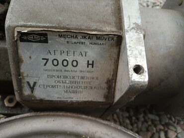 Скутеры: Мопед красного цвета с черными и серыми акцентами. Оснащен передней — 10