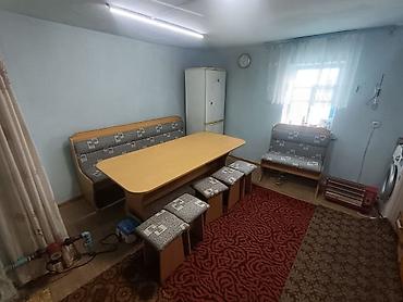 кормящий стол: Продается !!!Кухонный уголок со столом и табуретками. Комплектация: - — 1