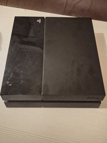 ps4 pro: Ps 4 1gb Prosifkalidi hazir 12 oyun var icinde Bir pult verilir