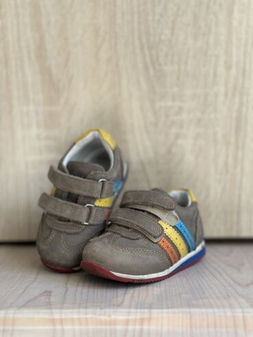 Детская обувь: Состояние новых. Детские кроссовки 20 размер, Турция, кожаные