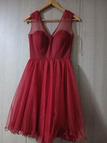 Women's Clothing: Elegantna bordo kratka haljina sa A-krojem i bogatom, više slojeva til — 1