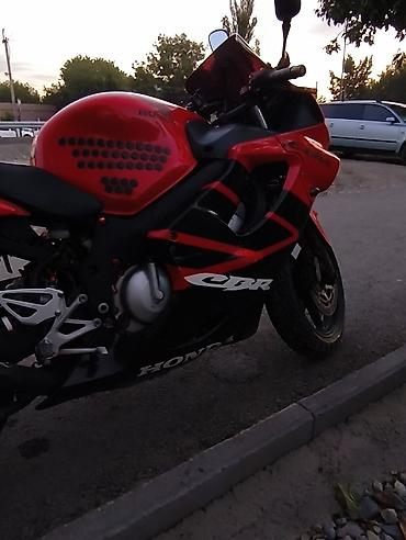 Мотоциклы: Спортивный мотоцикл Honda CBR (класс 600 куб.) в яркой красно‑черной — 6