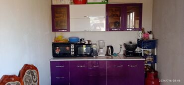 стол шкаф кухонный: Кухонный гарнитур, цвет - Фиолетовый, Б/у