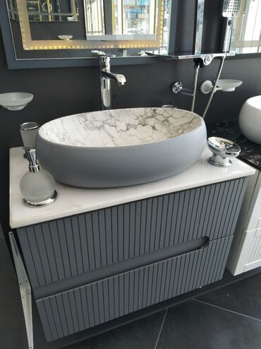 Hamam üçün aksessuarlar: Mərmər naxışlı, boz rəngli, oval formalı unitaz. Ayrı bir başlıq və