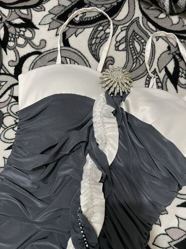 Повседневные платья: Желтое платье со шлейфом без лямок синие платье с драпировкой — 4