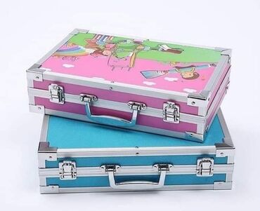 Kofer sa priborom za crtanje CENA 3700 Metalni kofer sa bojicama