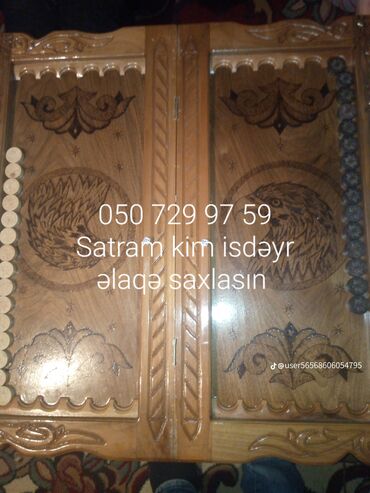Nərdlər: Əl işi olan, oyma naxışlı taxta nərd dəsti. Üzərində müxtəlif