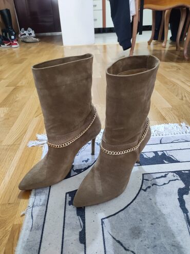 Boots, 37