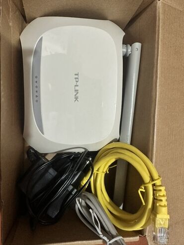 mobil internet modem: TP-Link markalı simsiz internet routeri. Bu cihaz ev və ya ofis