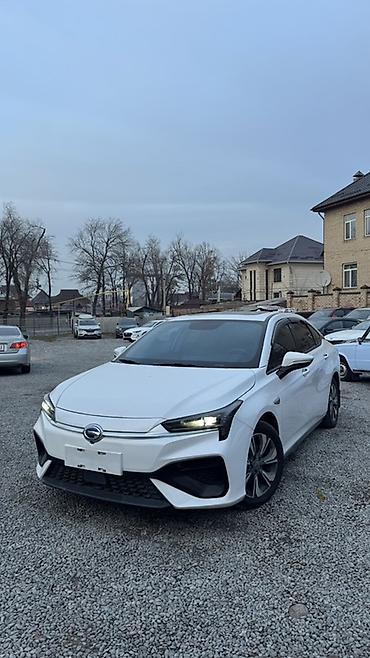 Другой электротранспорт: Электромобиль GAC Aion S, белый седан - Кузов: 4-дверный седан, белый — 1