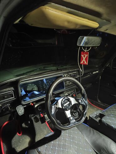 Soyutma və qızdırma sistemləri: MOMO idman sükanı 07 pastafkası ilə - Üçşüalı dizayn, mərkəzdə MOMO