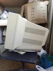 Masaüstü kompüterlər və iş stansiyaları: Köhnə Sony komputer və hissələri. sistem bloku, disketler, kalonka — 5