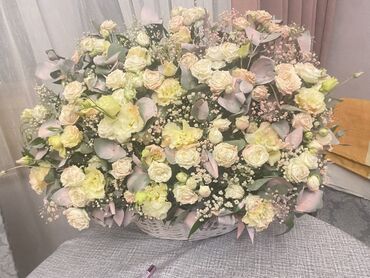 Məişət məhsulları: Böyük ölçülü, səbətdə dizayn edilmiş premium gül kompozisiyası. Qeyd