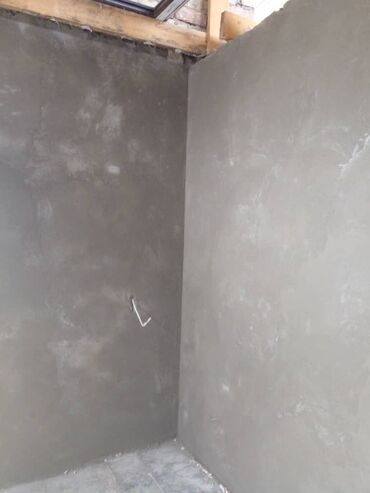строительство домов из газобетонных блоков под ключ: Оштукатуренные стены и залитый пол в помещении. Подготовленное