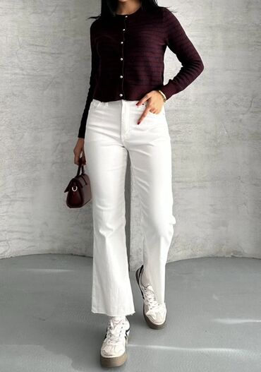 женские белые футболки: Ağ rəngli qadın cins şalvar - Kəsim: düz və yüngül açılan - Bağlanma