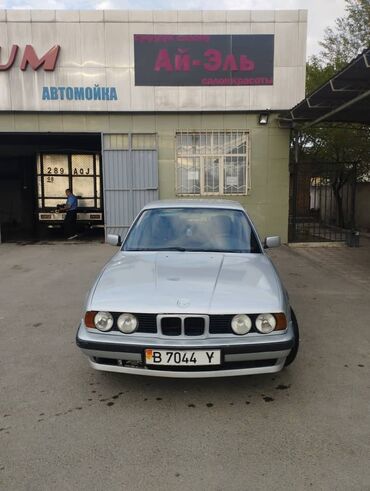 ролс ройс машина: Седан BMW E34 в серебристом цвете, оснащенный стандартными задними
