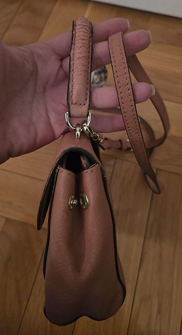 Torbe: MICHAEL KORS mala torba preko ramena, a moze se nositi i u ruci. Neka — 19