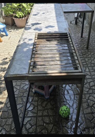 Bağ və bostan üçün digər məhsullar: Dəmir və rattandan hazırlanmış, üzərində manqal üçün hissəsi olan