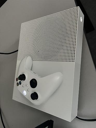 ps5 slim digital: Xbox One S, белая игровая консоль с беспроводным геймпадом — 1